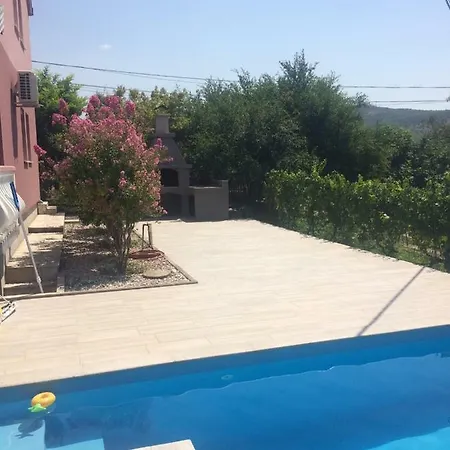 Nyaraló Lira